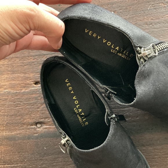 Very Volatile Black Ankle Booties Pointy Cowboy Boots 8.5 Vegan Zipper - Picture 2 of 8